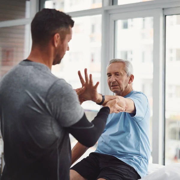 Behöver Inte Leva Smärta Ung Manlig Fysioterapeut Som Hjälper Äldre — Stockfoto