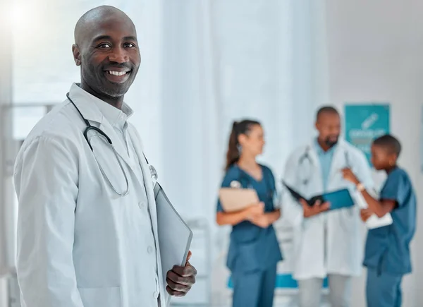 Ziekenhuis Dokter Portret Van Zwarte Man Met Glimlach Voor Medische — Stockfoto