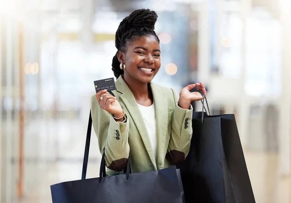 Mulher Negra Retrato Cartão Crédito Com Saco Compras Para Pagamento — Fotografia de Stock