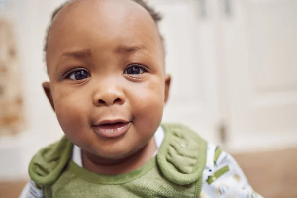 Cara Bebê Criança Negra Casa Bonito Aproveitando Tempo Sozinho África — Fotografia de Stock