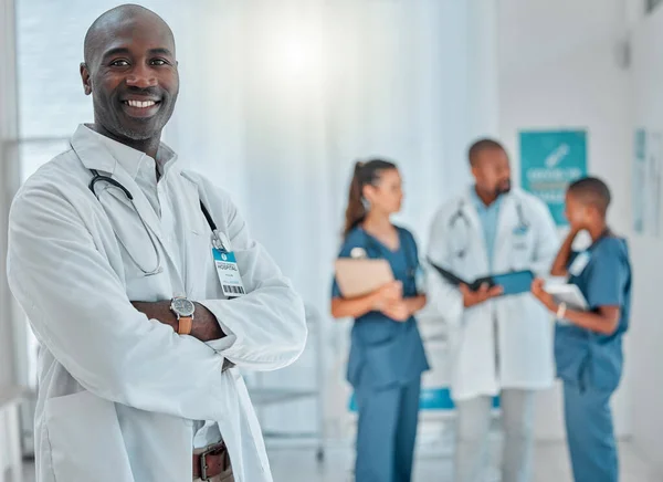 Счастливый Доктор Портрет Черного Мужчины Скрещенными Руками Медицинской Помощью Страховкой — стоковое фото