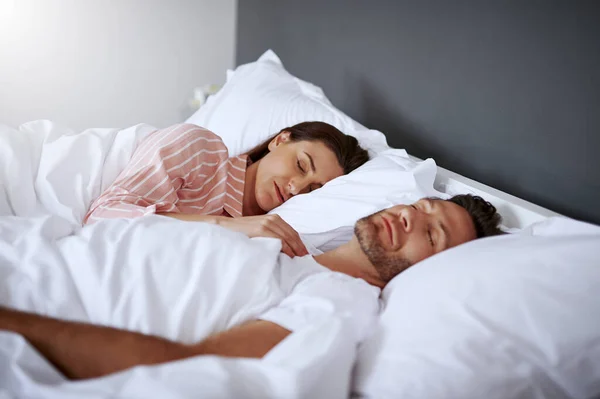 Bir Gece Uykusu Çekiyorum Orta Yaşlı Bir Çift Yatakta Yatıyor — Stok fotoğraf