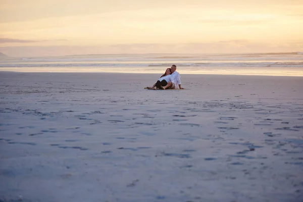 Взяли Тайм Аут Зрелая Пара Отдыхающая Вместе Пляже — стоковое фото