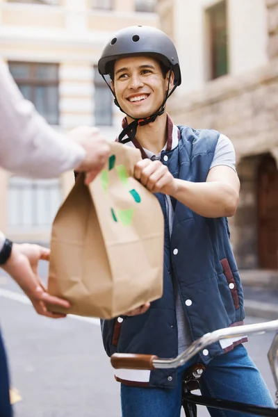 Bisiklet Teslimatı Çanta Sipariş Yiyecek Ürün Sürdürülebilir Ulaşım Için Gülümseme — Stok fotoğraf