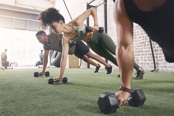 Machen Sie Viele Wiederholungen Wie Möglich Eine Fitnessgruppe Mit Kurzhanteln — Stockfoto