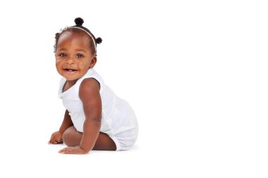 Gülümse, portre ve beyaz arka planda neşeli bir mutluluk ve büyüme ile izole edilmiş Afrikalı bir bebek. Öğrenmek, oynamak ve oturmak, stüdyo ve mekanda siyah çocuğun mutlu yüzü.