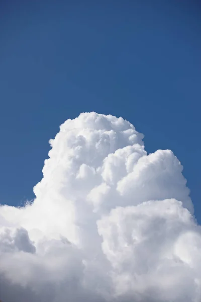 Φύση Παράδεισος Και Περιβάλλον Σύννεφα Στον Γαλάζιο Ουρανό Για Διάστημα — Φωτογραφία Αρχείου