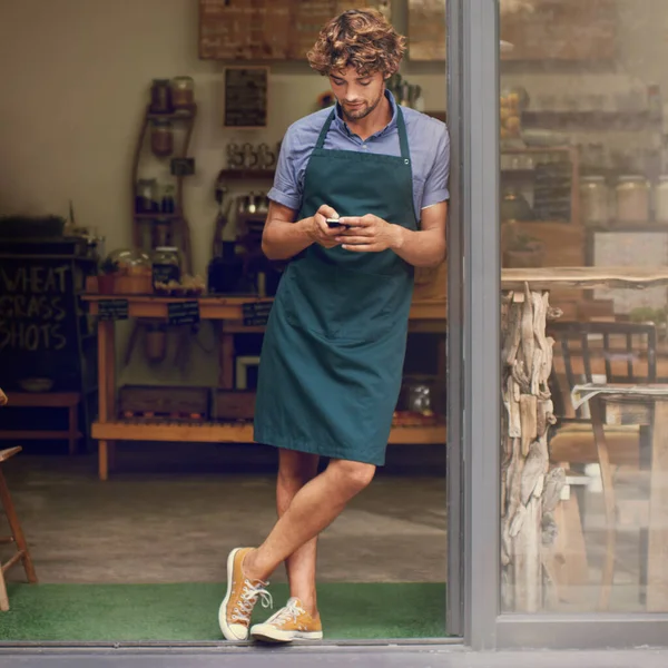 Koffie Winkel Typen Telefoon Van Een Man Als Een Kleine — Stockfoto