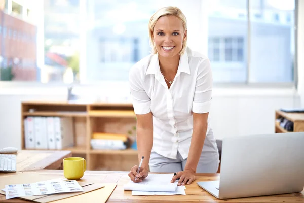 Feliz Sonrisa Retrato Una Mujer Negocios Oficina Escribiendo Papel Para —  Fotos de Stock