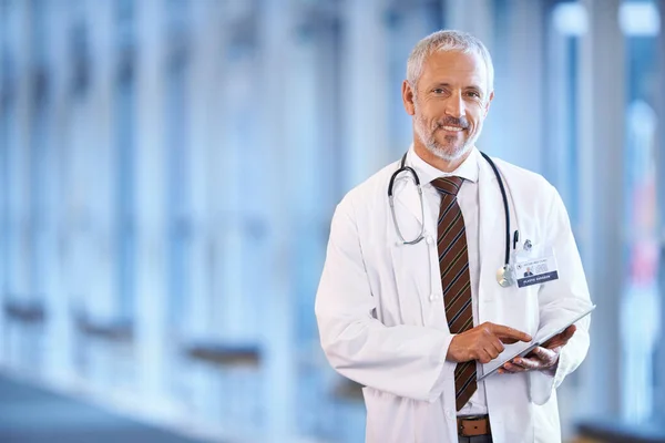 保健和石碑 有一位资深医生站在医院走廊里进行研究或保险 信任和技术 由一名在健康诊所工作的男性医学专家提供 — 图库照片