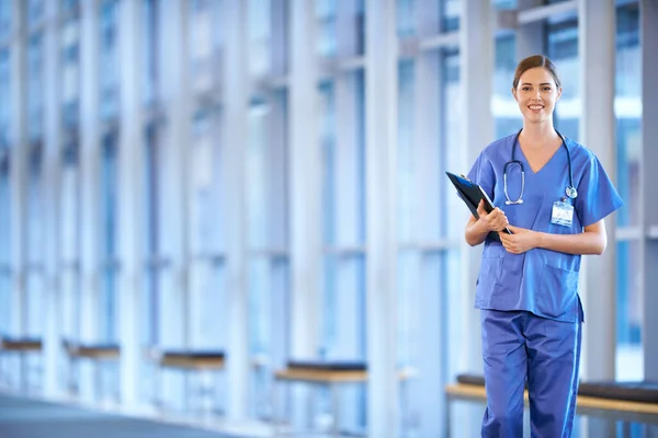 Sanità Ritratto Donna Medico Appunti Piedi Ospedale Sorridente Protezione Infermieristica — Foto Stock