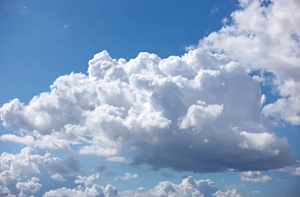Φύση Χώρος Και Κλίμα Σύννεφα Στον Γαλάζιο Ουρανό Για Τον — Φωτογραφία Αρχείου