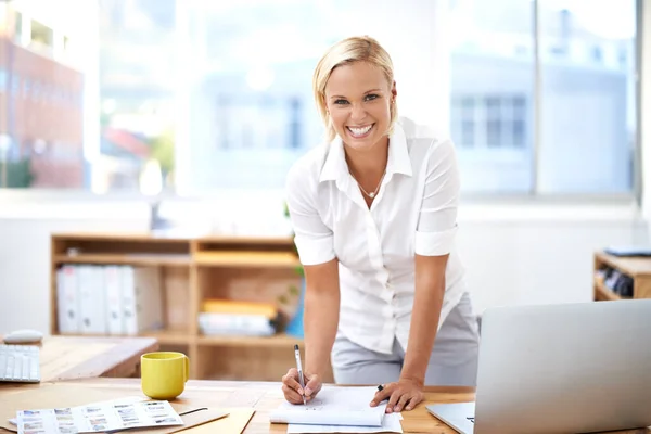 Éxito Sonrisa Retrato Una Mujer Negocios Oficina Escribiendo Sobre Papel —  Fotos de Stock