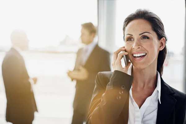 在办公室大堂 快乐的女人 企业和电话 在轻度泄露的情况下 进行在线联系 沟通或新闻反馈 公司人员或员工在手机上交谈时的想法 欢笑或解决方案 — 图库照片
