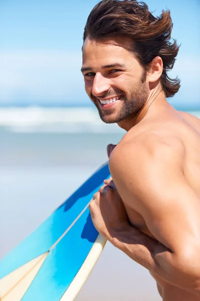 休日や休暇中にサーフィンのために海のビーチで肖像画 サーフボードやサーファーの男 スポーツのための海によって幸せな若い男性アスリートと顔 笑顔と夏 — ストック写真