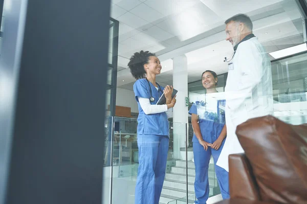 Smiles Contagious Spread Them Patients Attractive Young Nurse Standing Coworkers — Stock Photo, Image
