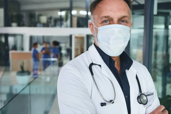 Kliniğimde Güvenliği Çok Ciddiye Alırım Yakışıklı Olgun Bir Doktorun Yüz — Stok fotoğraf