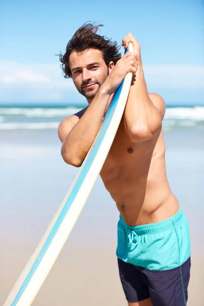 夏休みやスポーツ休暇中にサーフィンのための肖像画 サーフボード ビーチで男 アクティブな趣味のために海によって若い男性サーファーの無気力な屋外とサーフ スポーツ ボディ — ストック写真
