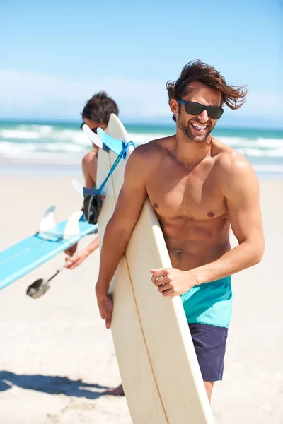 ビーチでの旅行 サーフィンの友人は一緒に休暇や海外旅行のために一緒に サーフィン 海や海によって屋外のサングラスや友人のボンディングで若い男サーファーと楽しい — ストック写真