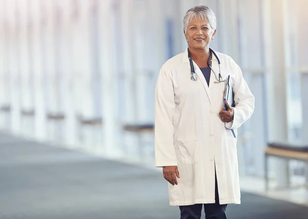 Portret Opieka Zdrowotna Dokumenty Starszym Lekarzem Stojącym Korytarzu Szpitalnym Celu — Zdjęcie stockowe