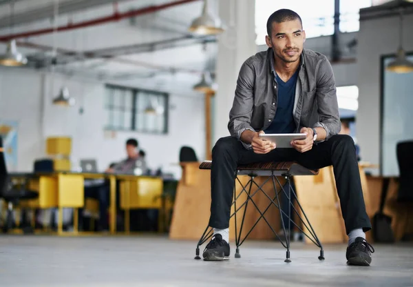 Creativo Startup Hombre Con Una Tableta Pensando Planeando Con Ideas — Foto de Stock