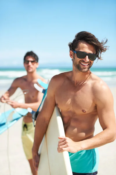 Strand Sommer Und Mann Surfen Freunde Zusammen Freien Für Reisen — Stockfoto
