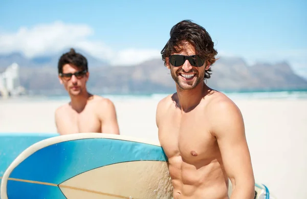 ビーチ 海と男は旅行 休暇や海外旅行のために一緒に屋外で友人をサーフィン サーフィン 夏や海の海岸でサングラスや友人のボンディングで若い男性サーファーと楽しい — ストック写真