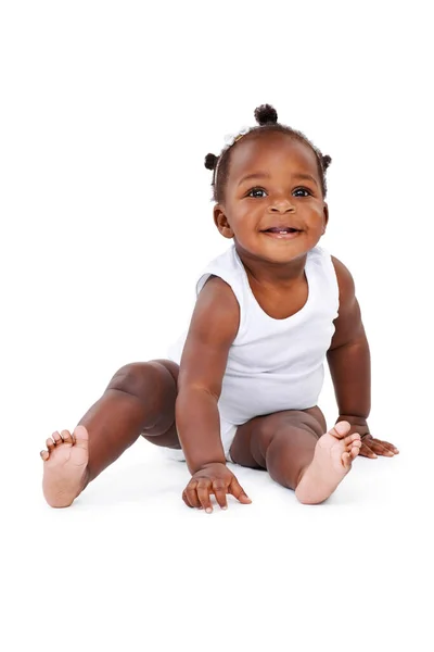 座っているとアフリカの女の子の赤ちゃんは遊び心のある幸福と成長と白い背景に隔離されました 開発と育児のためのスタジオの背景にある幸せな黒人の子供 — ストック写真