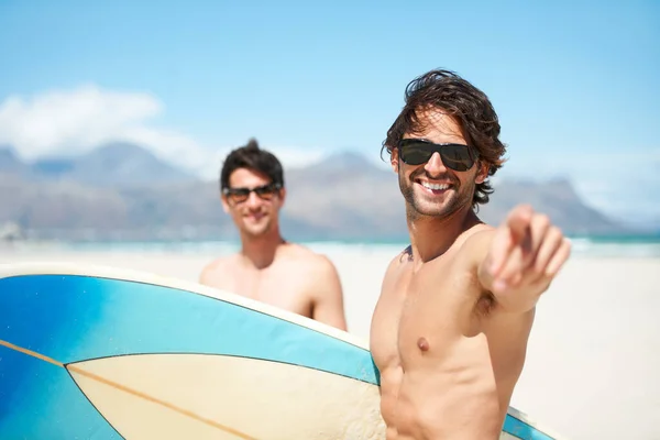 Plaża Wskazując Człowiek Surfing Przyjaciele Odkryty Razem Letnie Wakacje Lub — Zdjęcie stockowe