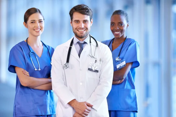 Medical Collaboration Portrait Doctor Nurses Standing Corridor Hospital Confidence Diversity — Stock Photo, Image