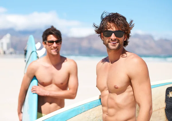 ビーチ サングラス 男性のサーフィンの友人は一緒に旅行 休暇や海外旅行のために屋外で一緒に 海の海岸で夏に若い男性サーファーや友人のボンディングとサーフ 海や楽しみ — ストック写真