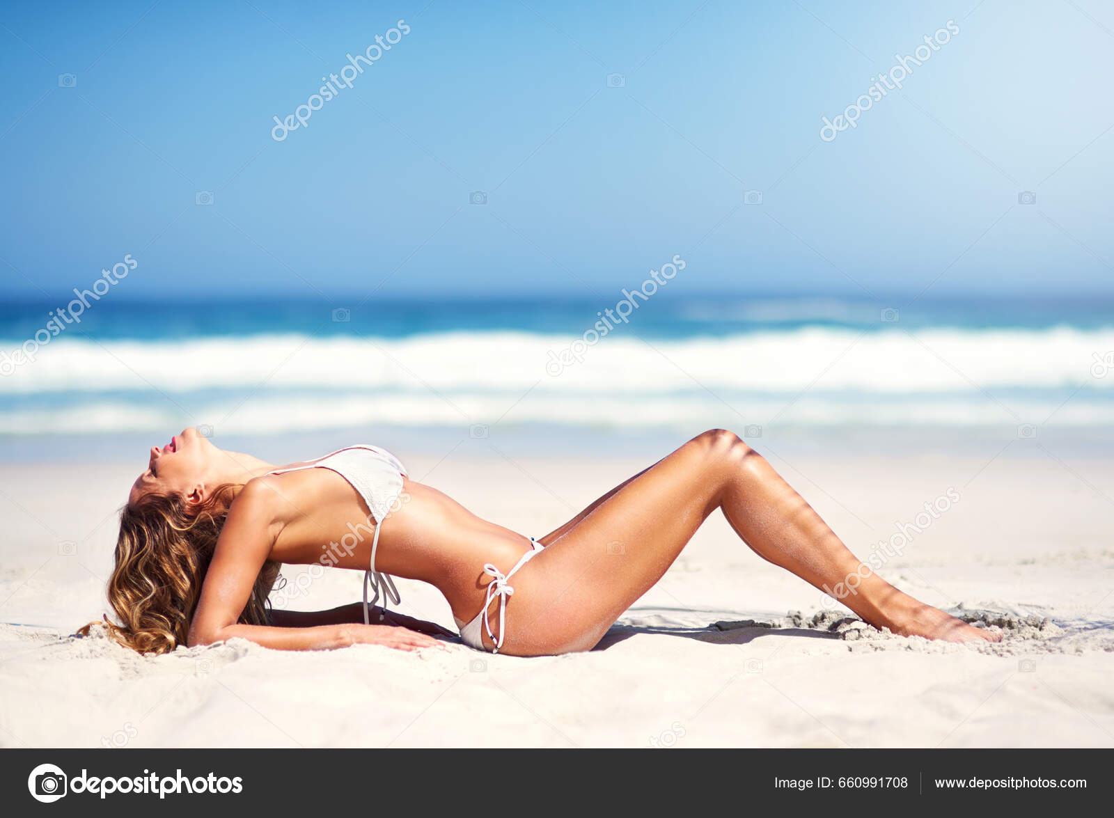 Femme Mannequin Bikini Sur Sable Plage Corps Pose Sexy Nature image libre  de droit par PeopleImages.com © #660991708