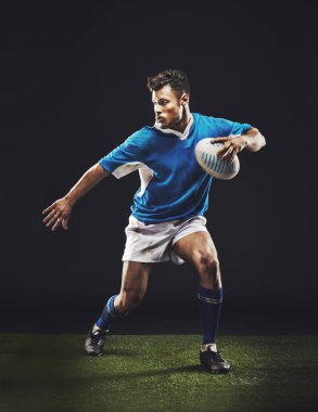 Rugby, siyah arka plan ve antrenman, sağlık ve fitness sporları yaparken karanlık stüdyoda koşan erkek atlet. Spor, spor, spor, erkek ya da oyuncu kariyeri..