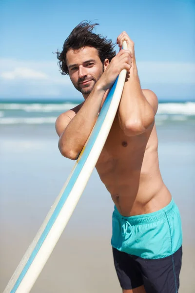 夏休みや休暇中にサーフィンのためにビーチで肖像画 サーフィン 海の男 サーフボード ボディ 風が強い若い男性サーファーとスポーツ趣味のために海によって無限の屋外 — ストック写真