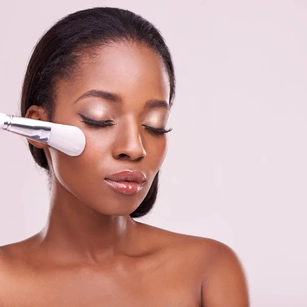 Cosméticos Cepillo Maquillaje Mujer Negra Con Maqueta Estudio Con Herramienta —  Fotos de Stock
