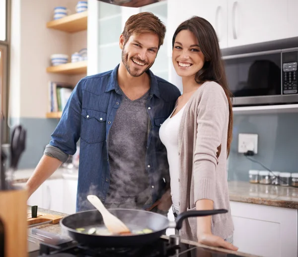 Eten Portret Gelukkig Koppel Keuken Koken Glimlachen Het Bereiden Van — Stockfoto