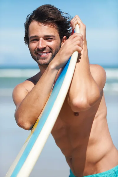 夏休みや休日にはサーフボードで海の中の肖像画 サーフィン 笑顔と体とともに幸せな若い男性サーファーのための海による無限の屋外サーフィン — ストック写真