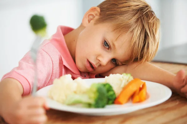 孩子晚饭吃蔬菜 不快乐 还有食物问题 一个小男孩吃西兰花和胡萝卜 对午餐和年轻人的营养感到失望 — 图库照片