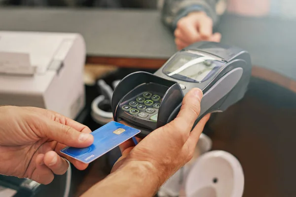 Cartão Crédito Máquina Mãos Cliente Para Pagamento Caixa Para Compras — Fotografia de Stock