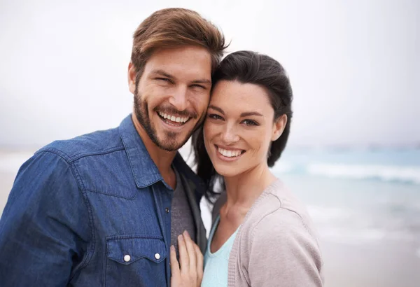 在海滩上的肖像 拥抱和情侣 以及对旅行 浪漫和户外自由的热爱 微笑和快乐的女人 在旅行 度假或度假的时候拥抱男人 在坎昆享受友谊和快乐 — 图库照片