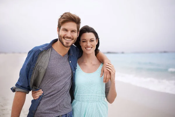 Retrato Pareja Abrazo Playa Para Viajar Romance Libertad Mientras Caminan —  Fotos de Stock