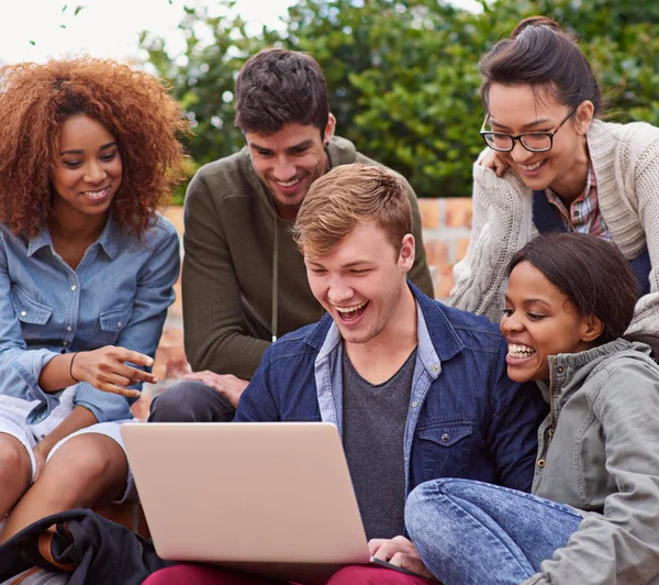ラップトップ 大学生またはオンラインアプリケーションのためのニュース 結果または大学の結果のためのすごいと興奮した人々 教育のためのコンピュータと学校のキャンパス上の幸せな多様性 若者や友人 — ストック写真