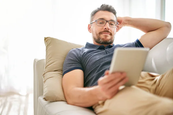 Tablet Relajarse Hombre Sofá Sala Estar Viendo Video Las Redes — Foto de Stock