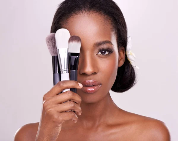 Kosmetika Make Portrét Černošky Štětcem Obličej Studiu Kosmetickými Aplikačními Nástroji — Stock fotografie