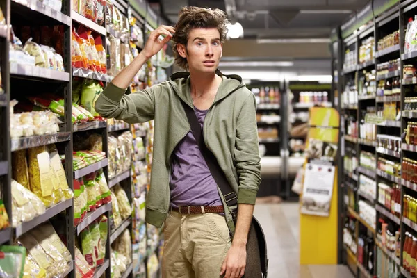 Confundido Retrato Hombre Haciendo Compras Supermercado Con Dudas Pensamientos Inflación —  Fotos de Stock