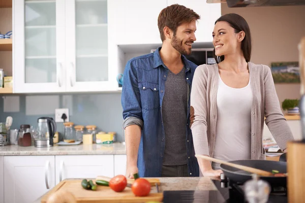 Amor Comida Casal Feliz Cozinha Cozinhar Sorrir Preparar Almoço Sua — Fotografia de Stock