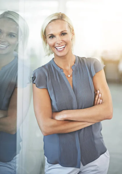 Relájate Sonríe Retrata Una Empleada Confiada Trabajar Para Una Empresa —  Fotos de Stock