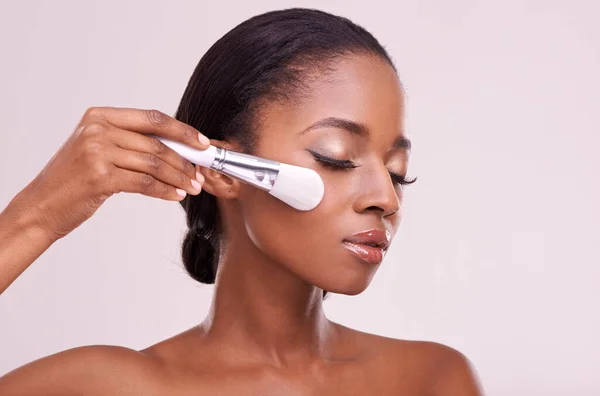 Cuidado Piel Maquillaje Mujer Negra Con Cepillo Cara Maqueta Estudio —  Fotos de Stock