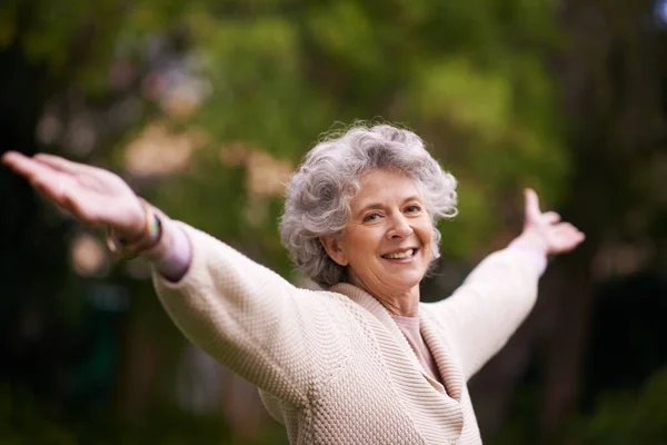 Πορτρέτο Ευτυχία Και Ηλικιωμένη Γυναίκα Ανοιχτές Αγκάλες Στον Κήπο Πίσω — Φωτογραφία Αρχείου