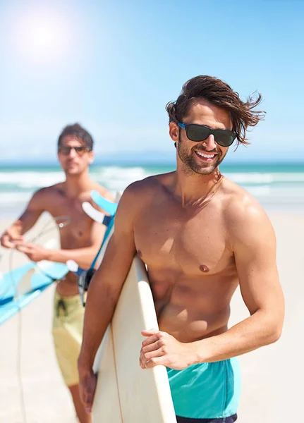 Playa Viajes Hombres Surfeando Amigos Aire Libre Juntos Para Vacaciones — Foto de Stock